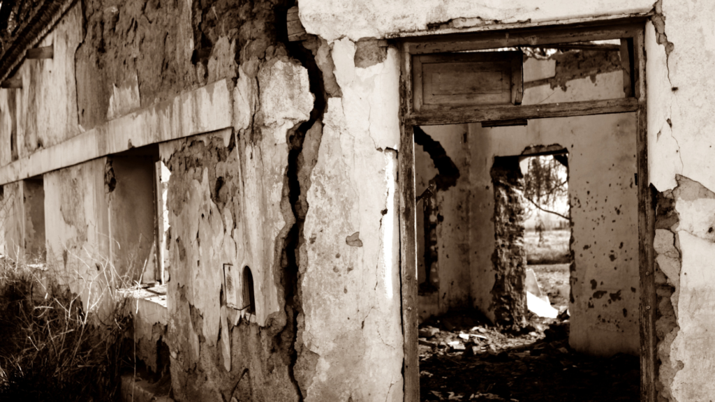 Histoire d'horreur : les murmures de la demeure abandonnée